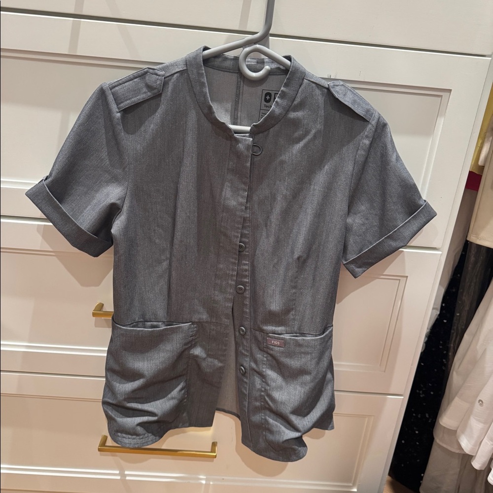 Figs Charcoal button up top Size S
